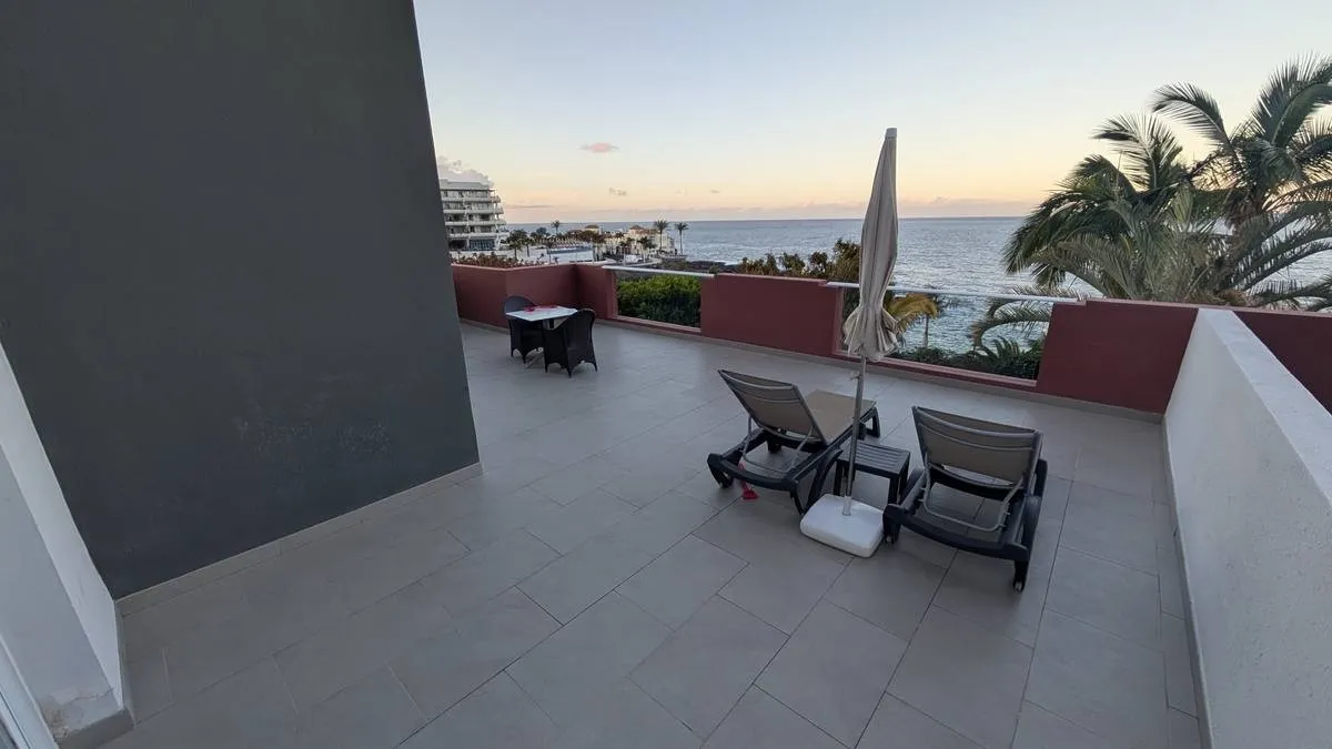 Balkon der Superior Suite im Roca Nivaria Gran Hotel, Blick auf Palmen und das Meer.