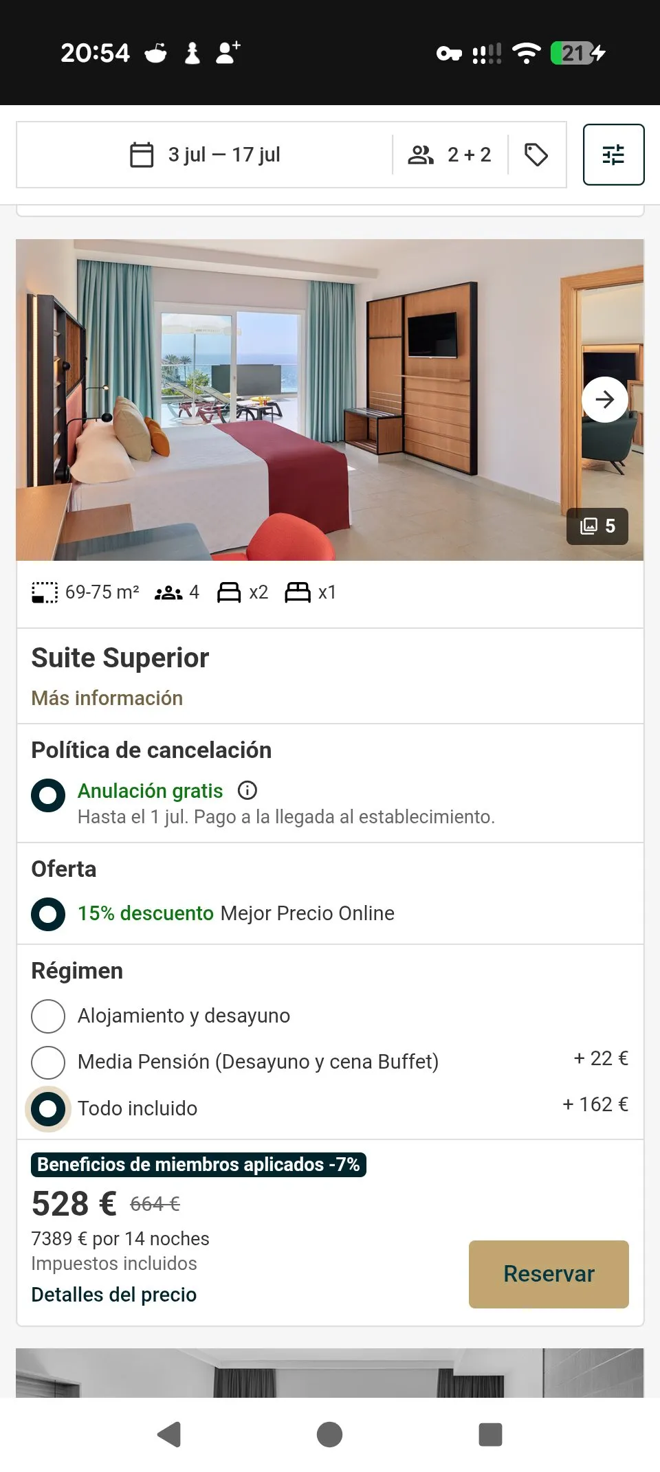 Hotelbuchung über einen US-Anschluss auf dem Handy, Oberfläche auf Spanisch: 528 Euro pro Nacht, 7.389 Euro gesamt.